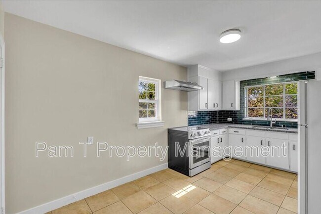 Building Photo - 625 E 41st St