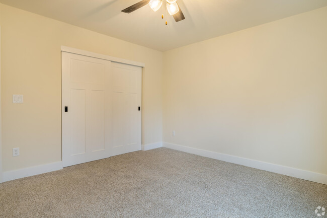 Building Photo - 117 Eiche Dr