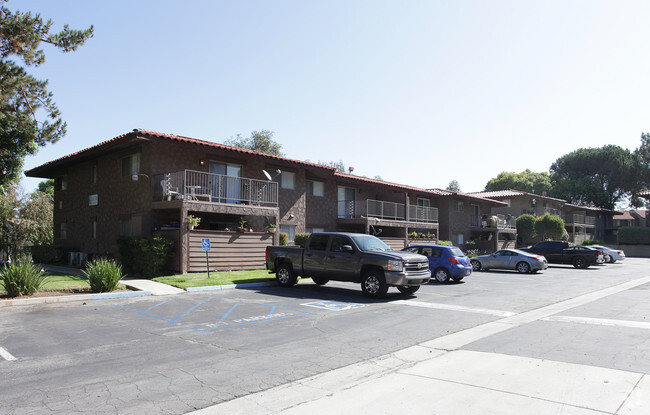 Building Photo - The Lakes at Corona