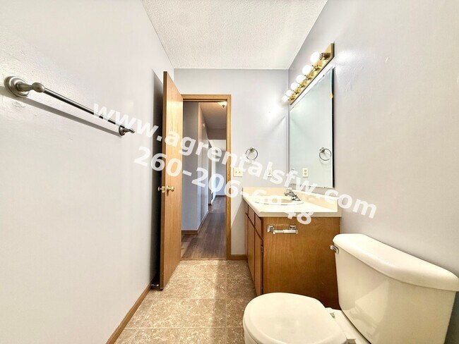 Building Photo - 3 Bedroom House