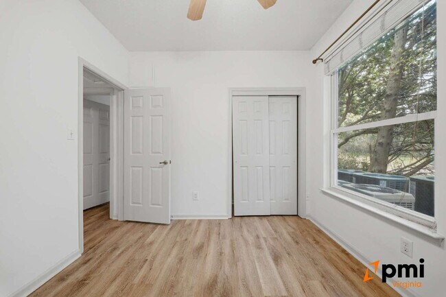 Building Photo - Immaculate 2 Bedroom 2 Bath Condo- Shore Drive