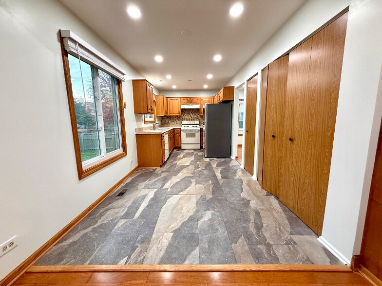 Building Photo - 2449 Carlton Dr