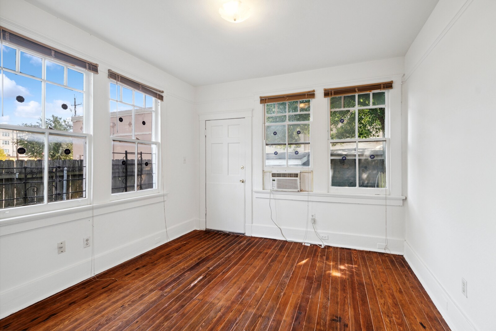 Building Photo - 2925 Milan St