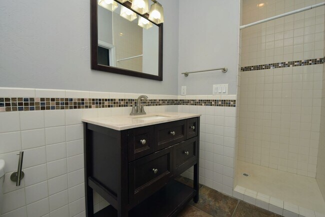 Building Photo - Modern 3 Bed 3 Bath - Less than 1 Mile to University of Arizona