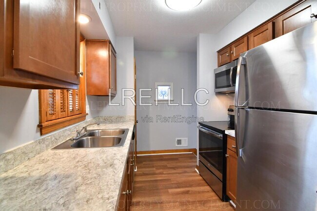 Building Photo - 818 Iroquois Ave