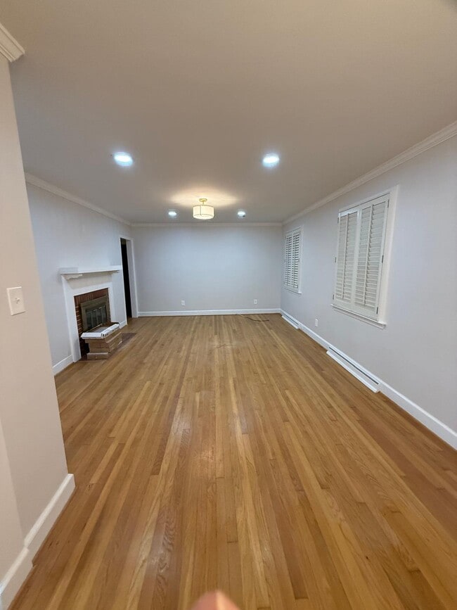 Building Photo - 2110 Villa Dr