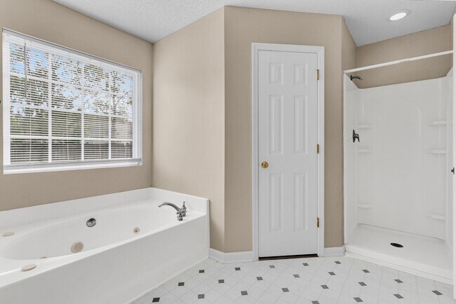 Building Photo - 1004 Cobblestone Blvd