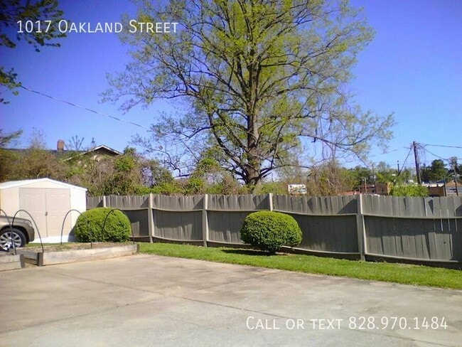 Building Photo - 1017 Oakland St