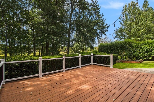Building Photo - CLASSIC COLONIAL ELEGANCE WITH LAKESIDE SE...