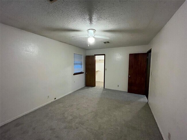 Building Photo - 2240 Donna Dr