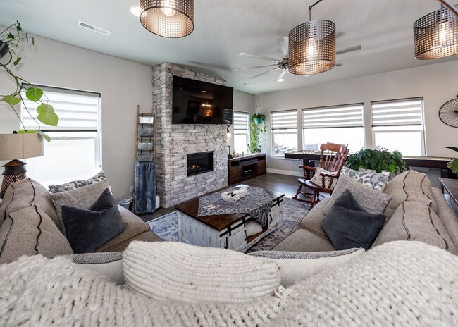 Building Photo - Luxury Ranch-Style Home for Rent | Wolf Ranch | D20 Schools | Pikes Peak Views