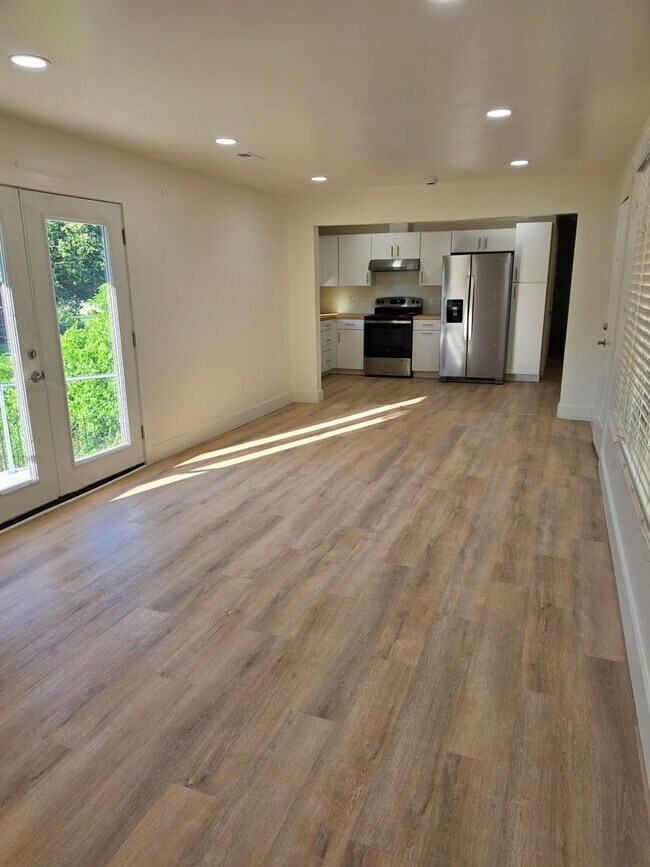Building Photo - 3 bedrooms 2 bath