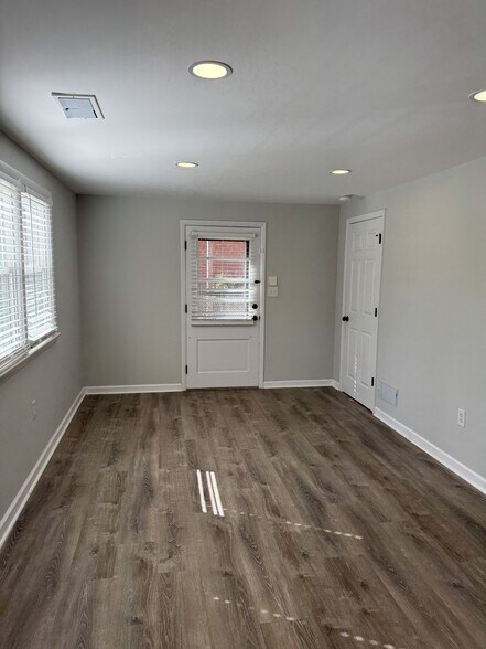 Building Photo - 914 Daleview Dr