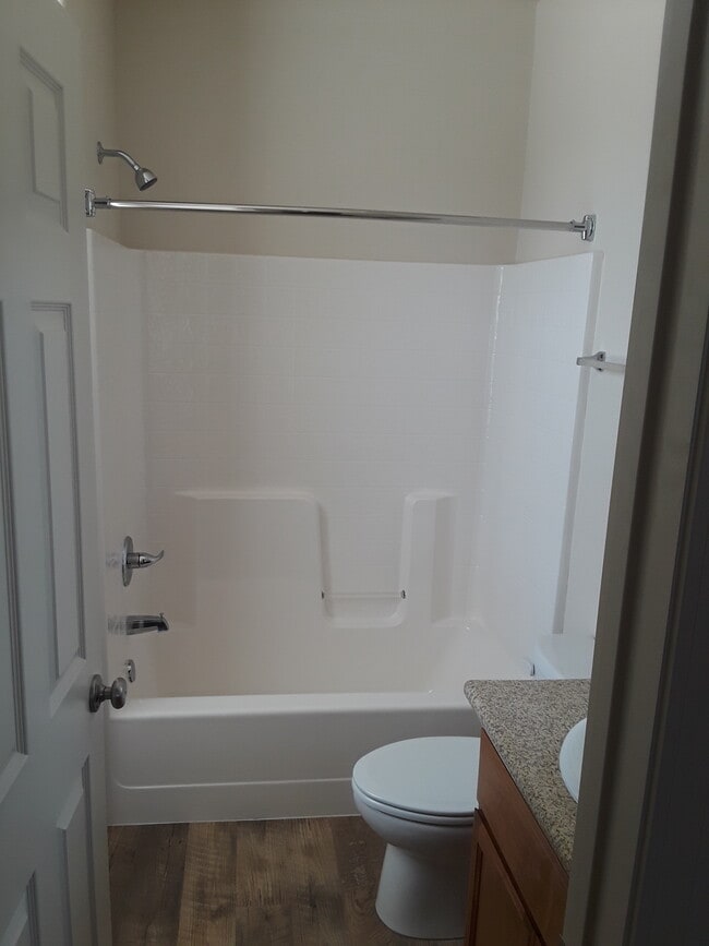 Building Photo - 1005 W 6th St