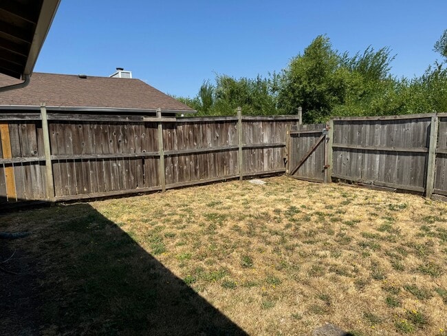 Building Photo - 3 bedroom 1.5 bathroom duplex