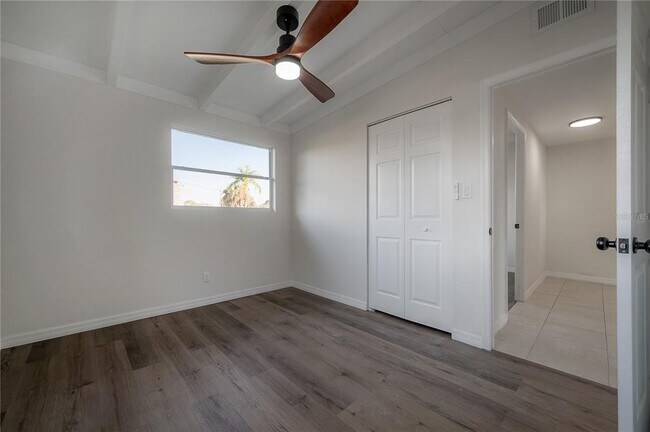 Building Photo - 4002 W Fairview Heights