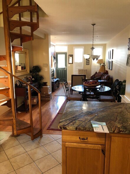 Large downstairs area - 1552 Boyle St