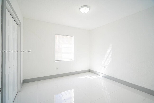 Building Photo - 1320 SW 17th Ave