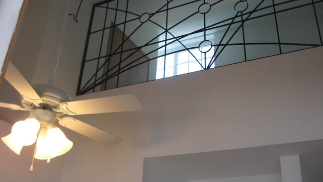 Building Photo - 712 W Elm St