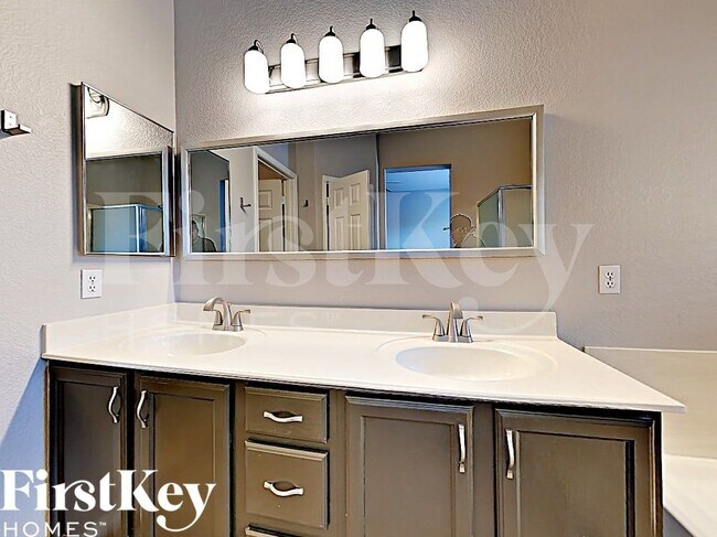 Building Photo - 13702 W Tara Ln