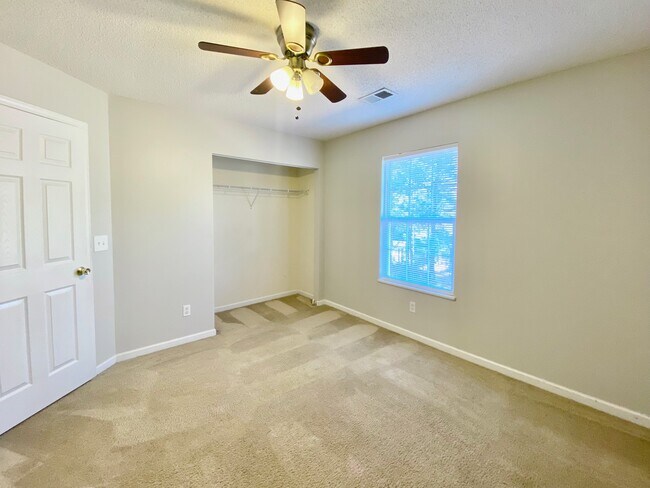 Building Photo - 425 Ridgehill Dr