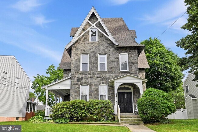 Building Photo - 222 Henderson Ave