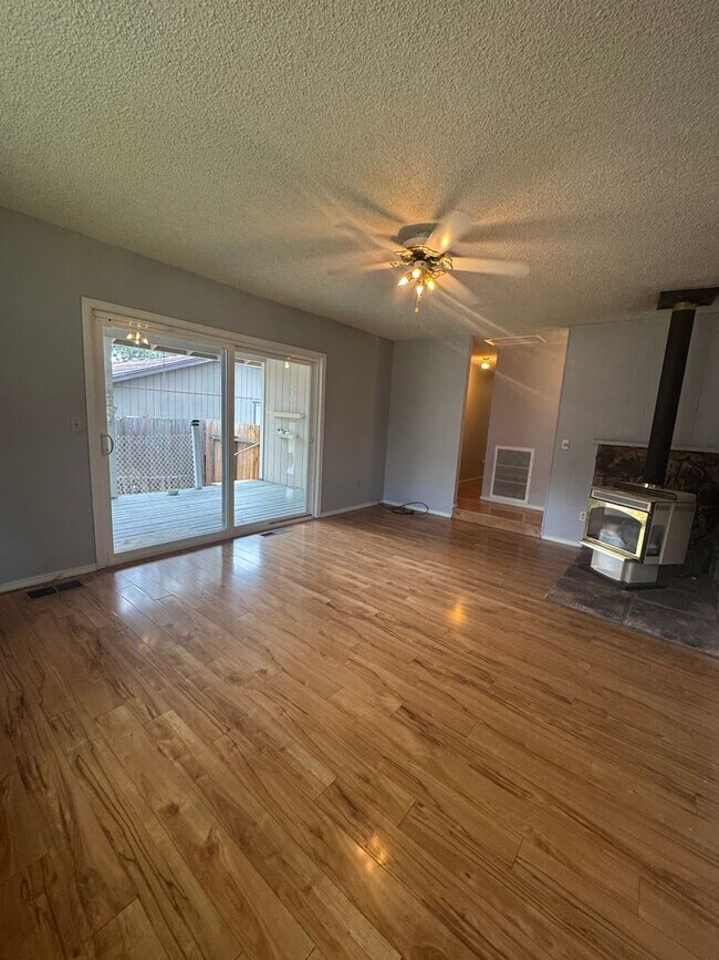 Building Photo - 3 bed 2 bath house with 2 car garage in great area!