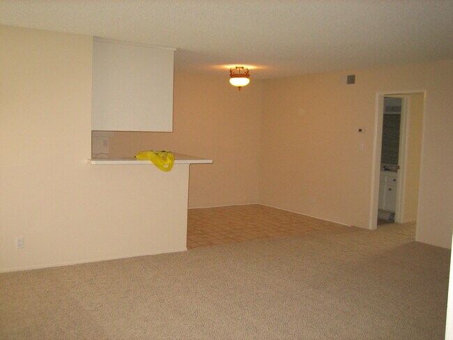 Living to Dining - 5320 Zelzah Ave