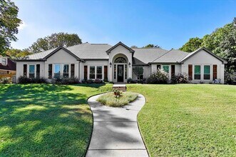 Building Photo - 8921 Crest Wood Dr