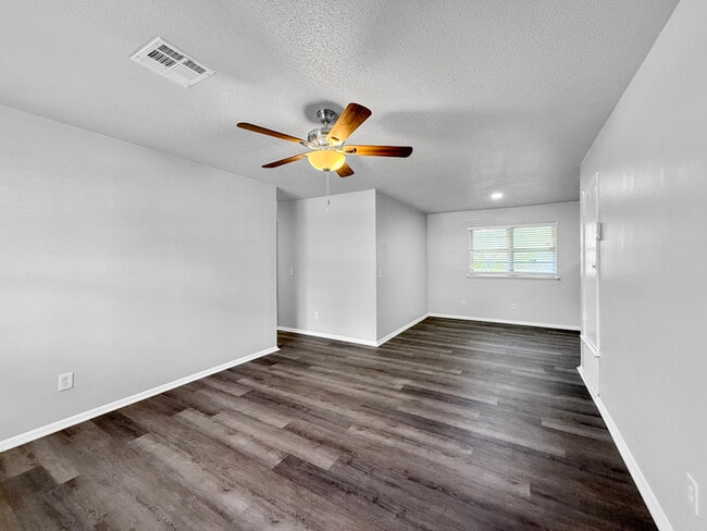 Building Photo - 812 Meadowridge Dr