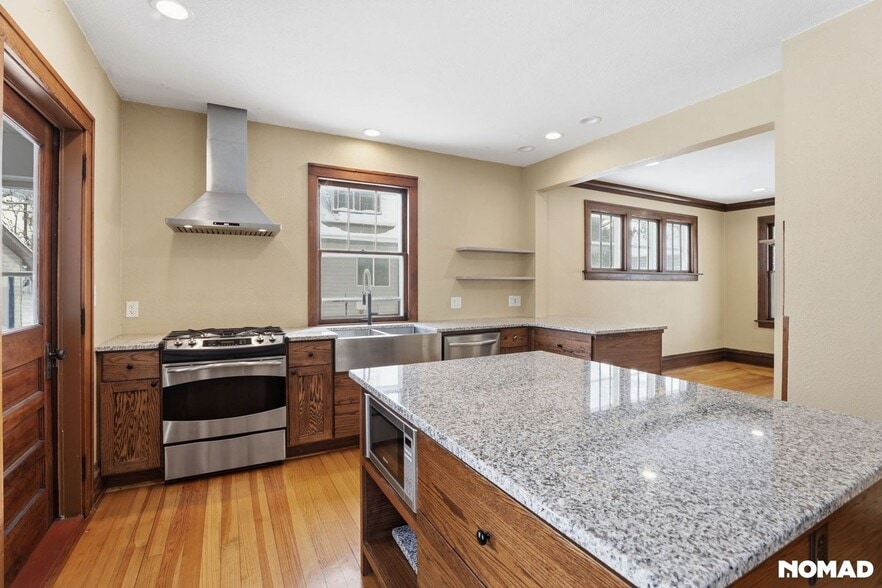 Building Photo - 40 W Lewis St