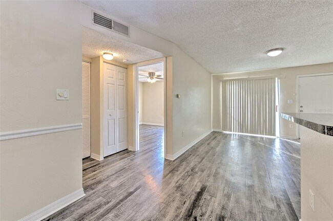 Building Photo - 308 Lake Parsons Green