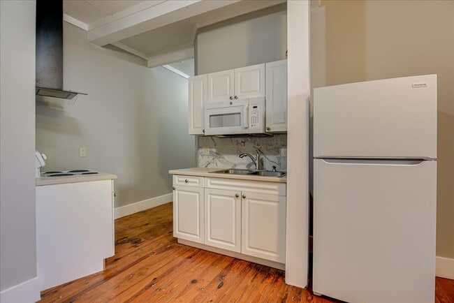 Building Photo - 828 Broad St