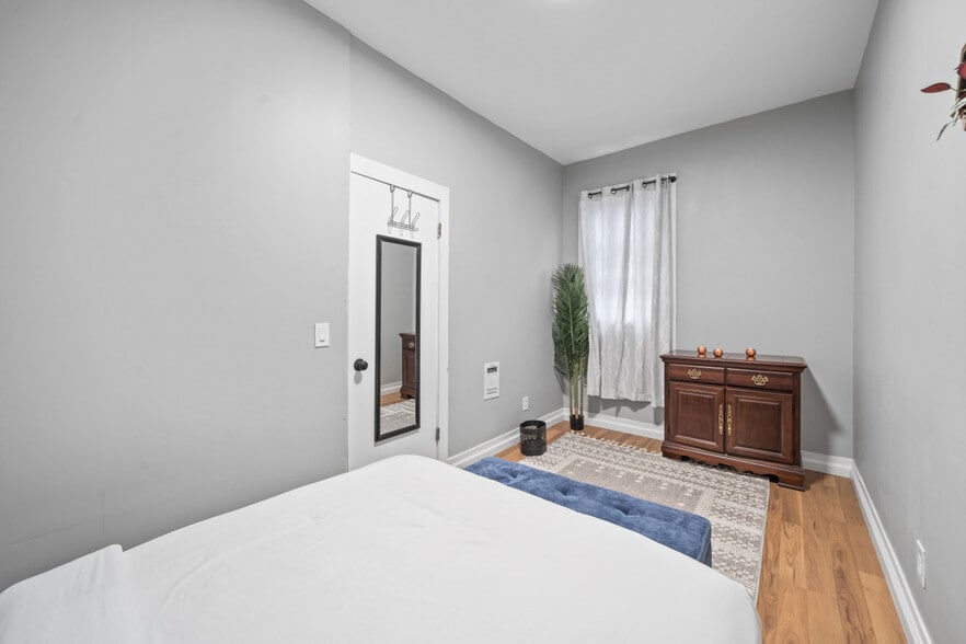 Building Photo - 20 W 48th St