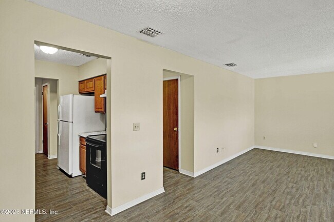 Building Photo - 475 Crabapple Ct