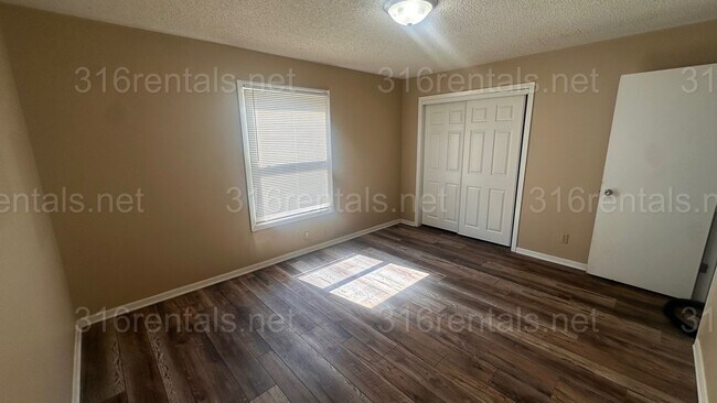 Building Photo - $800 - 2 bed 1 bath - Apartment