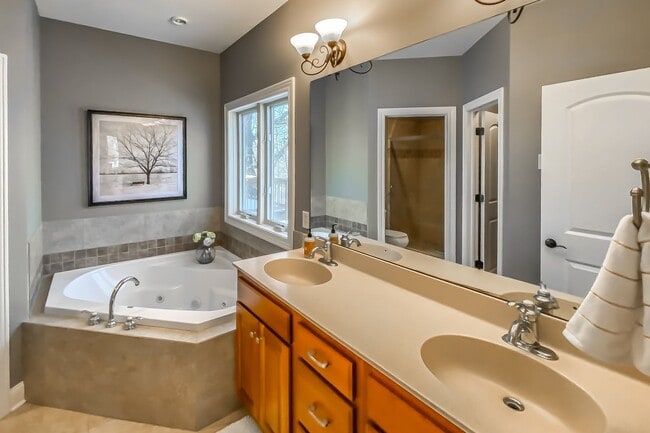 Building Photo - Warm and Luxurious 4 bedroom Executive Estate