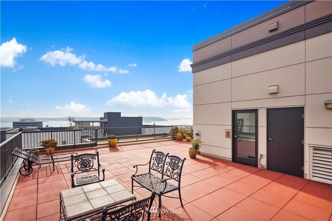 Building Photo - Classic 1bedroom Condo with Elegant Amenit...