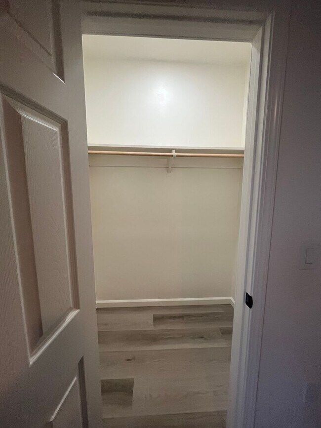 Building Photo - Newly Remodeled Home! MUST SEE!