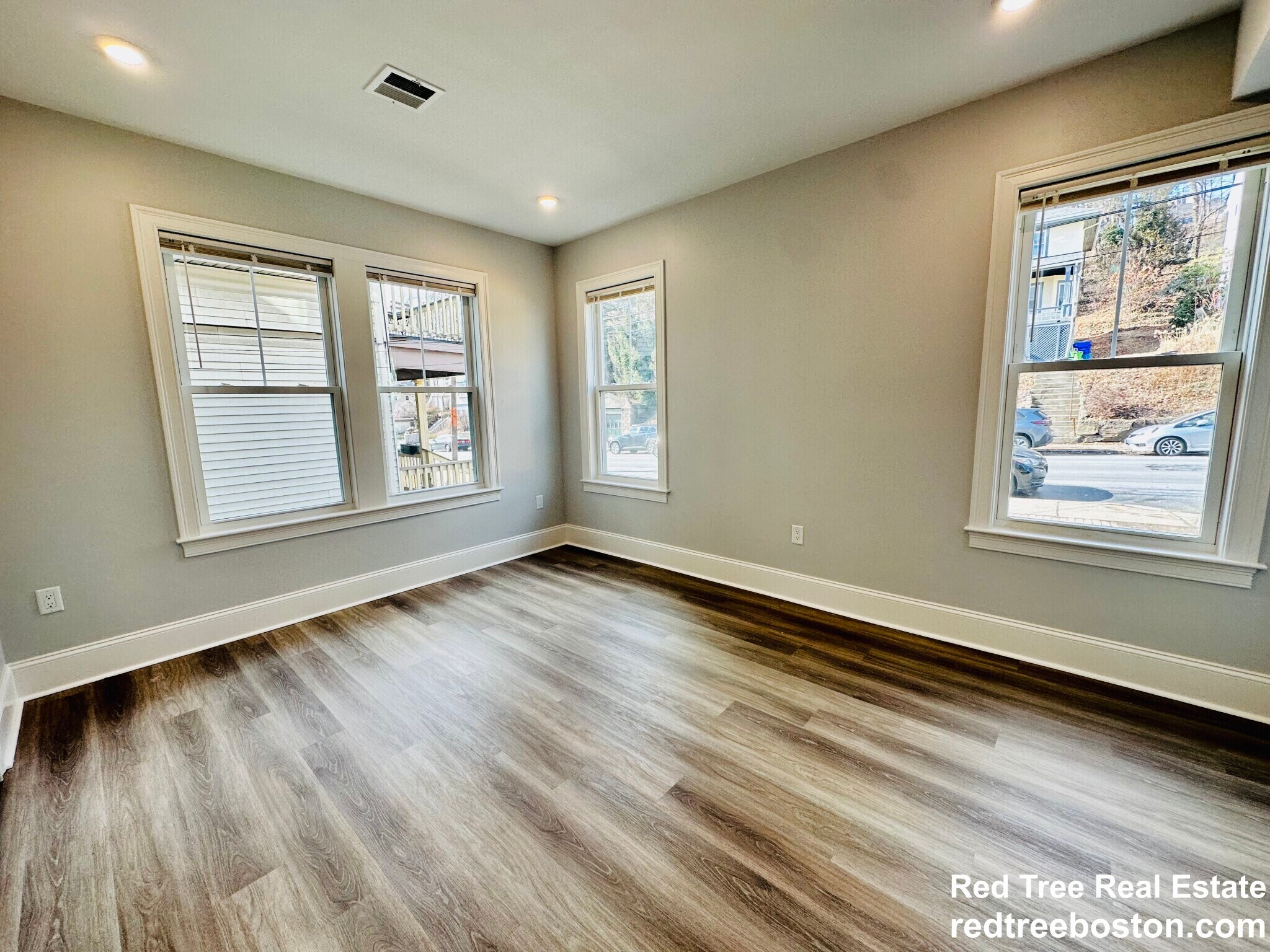 Building Photo - 100 Brooks St