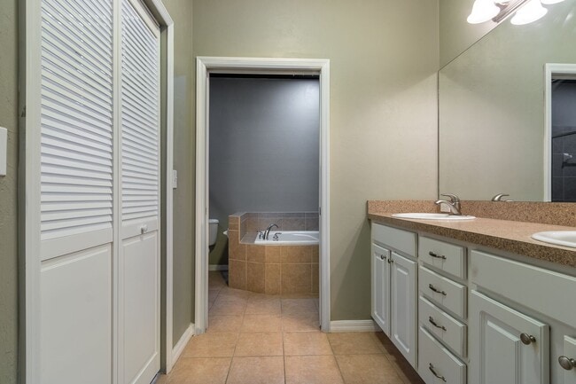 Building Photo - Luxury Living in The Villas of West End – ...