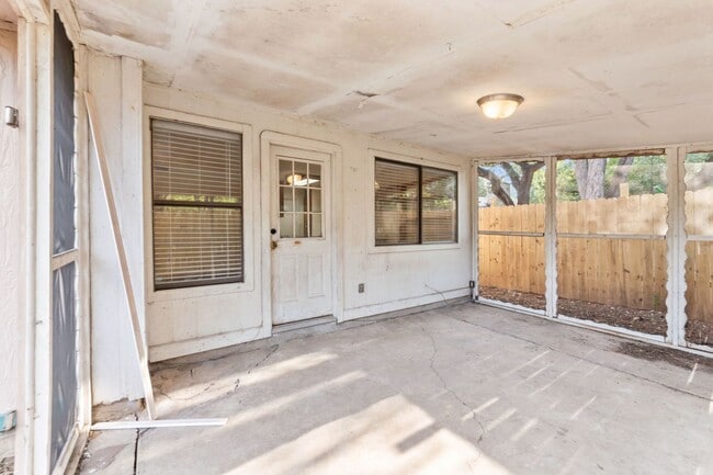 Building Photo - Bright and Inviting 3-Bedroom with Private...