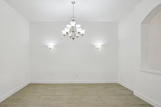 Building Photo - 1616 Downing Dr