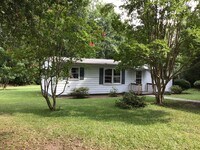Building Photo - 3 Bedroom Home in Newport Area!