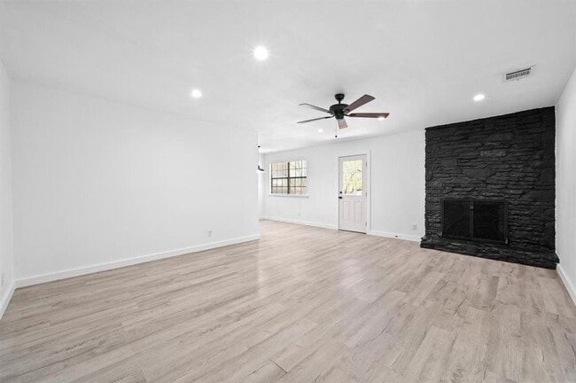 Building Photo - 5545 Pine Pl