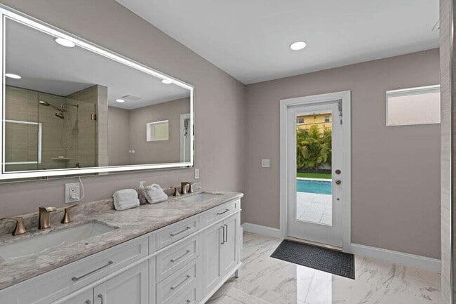 Building Photo - 2312 Spanish Trail