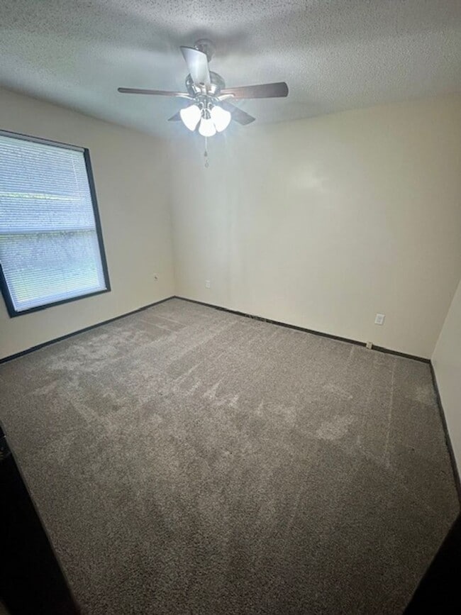 Building Photo - Two Bed Duplex with Garage