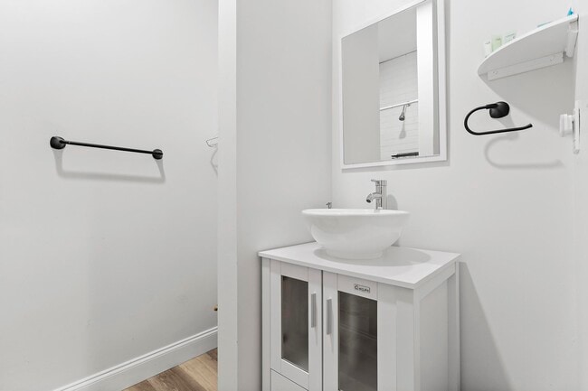 Building Photo - 727 Hampton Rd