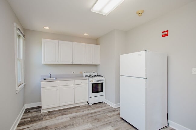 Building Photo - 1305 Oswego Rd