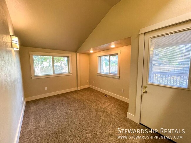 Building Photo - 5 Bd Close to Campus!